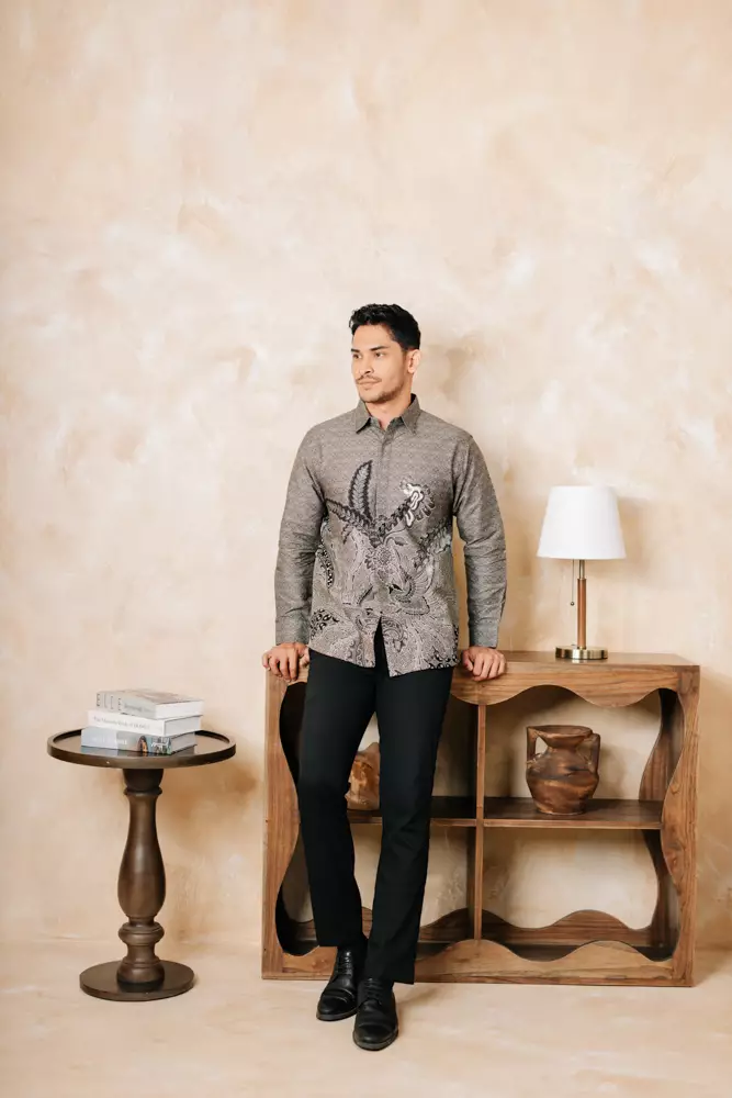 Sasmaya Grey Kemeja Batik Pria Slim Fit Katun