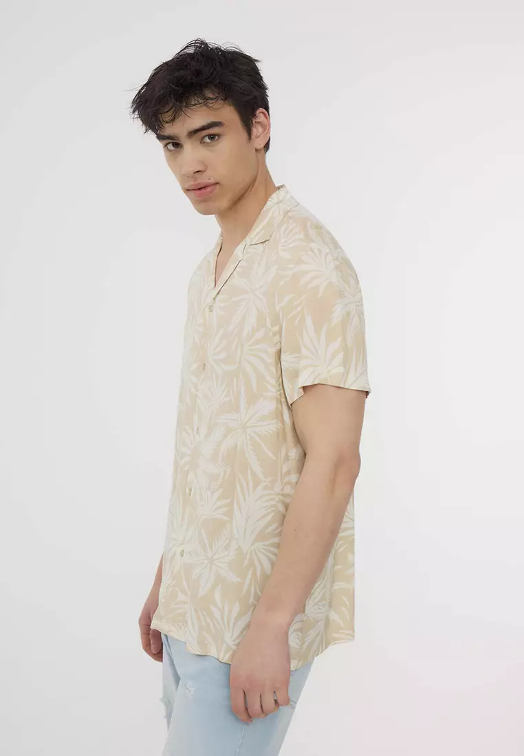 Man Short-Sleeved Shirt