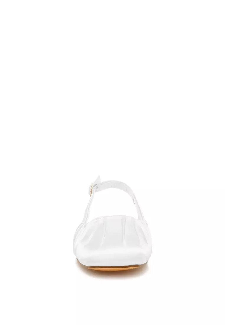 Sepatu Flat Ujung Persegi Satin Warna Putih