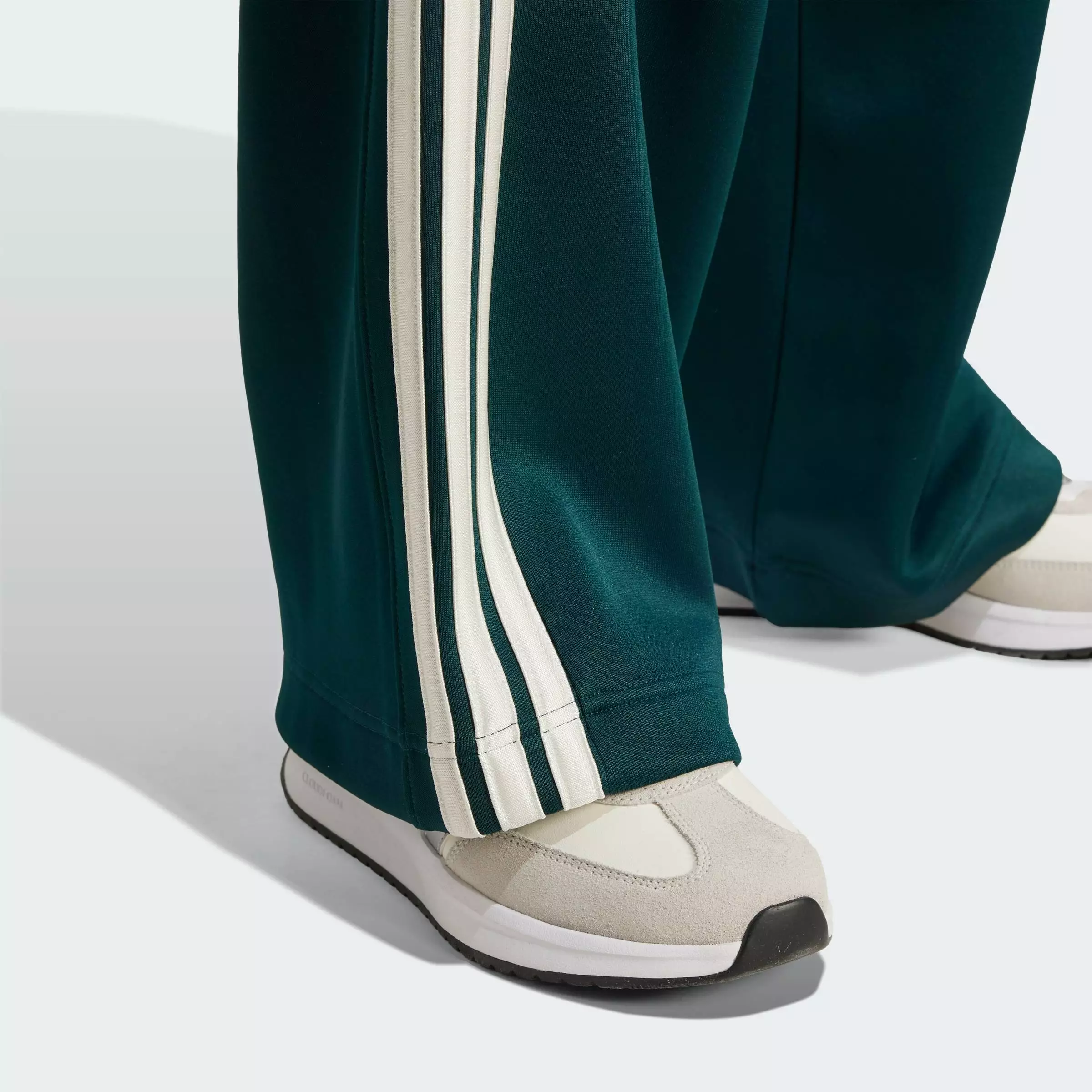 Lifestyle Stadium 3-Stripes Track Pants Women Green JW0529