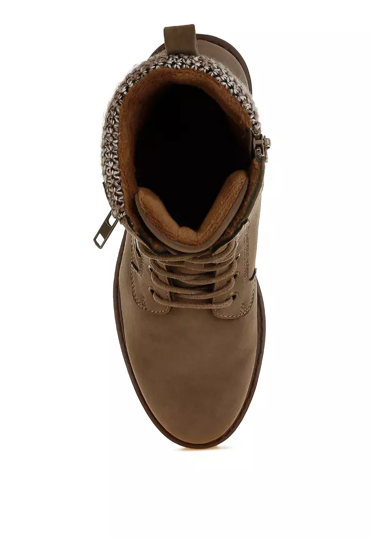 Sepatu bot pendaki dengan kerah rajutan dan ritsleting warna kelabu kecokelatan