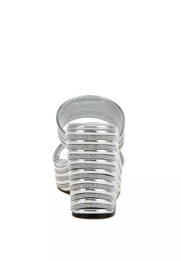 Sandal Wedge Kulit Imitasi Metalik dalam Warna Perak