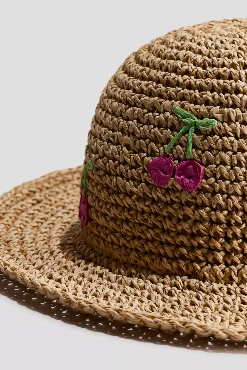 Appliquéd straw hat