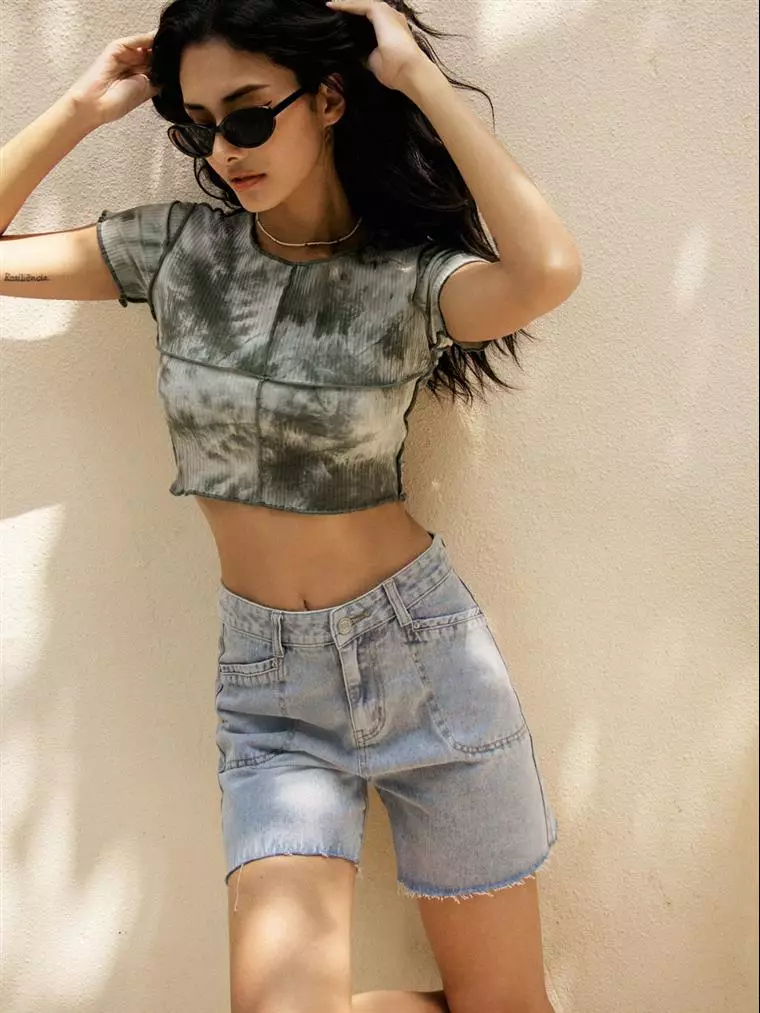 Girl high top waisted shorts denim