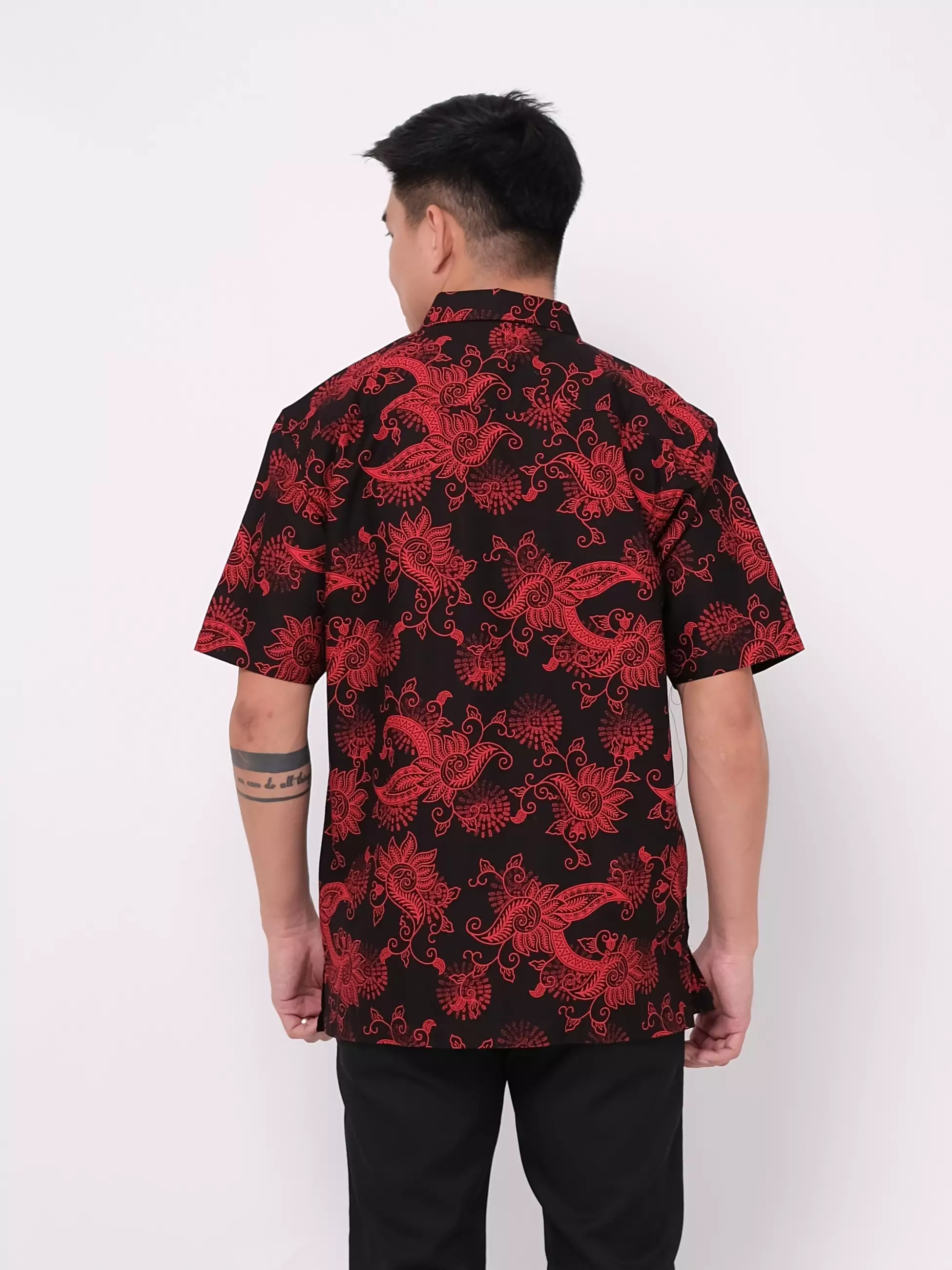 Kemeja Lengan Pendek Hitam Motif Batik Merah 16895