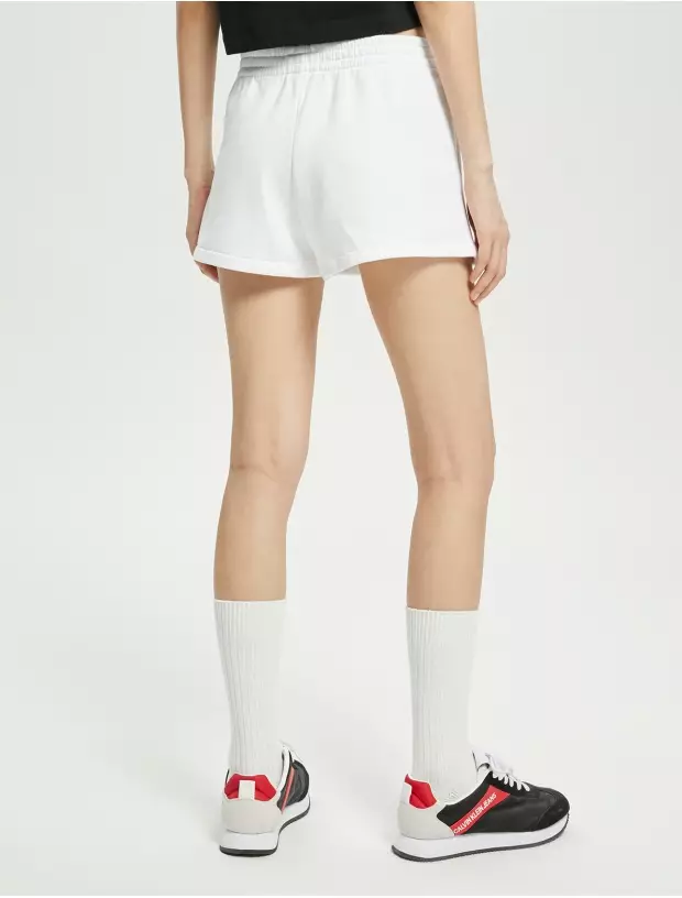 CK JEANS - COMFORTABLE ELASTIC WAIST EMBROIDERED LOGO CASUAL SHORTS - white