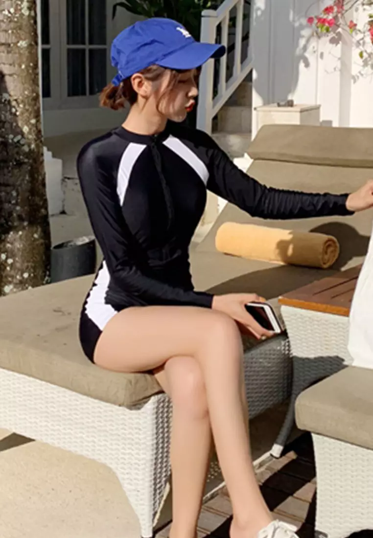 Gather Conservative Black And White Stitching One-Piece Swimsuit A21071404