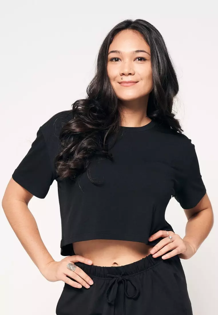 Cropped black tee deals