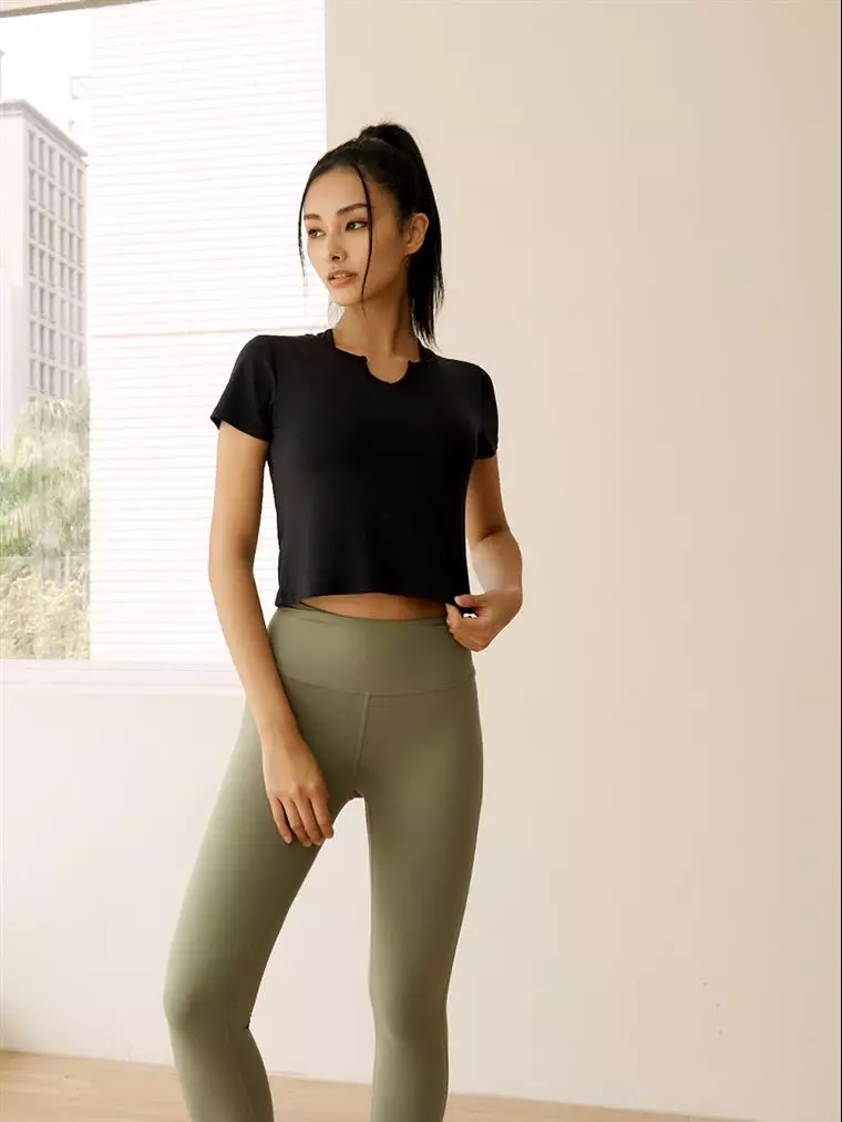 OB嚴選 涼感．冰咖啡紗V領短袖短版上衣《AB18057》