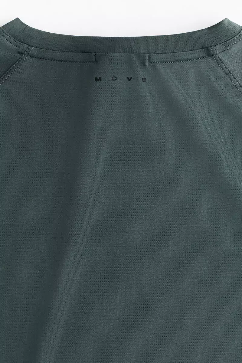 Muscle Fit Sports T-shirt with CoolMove™