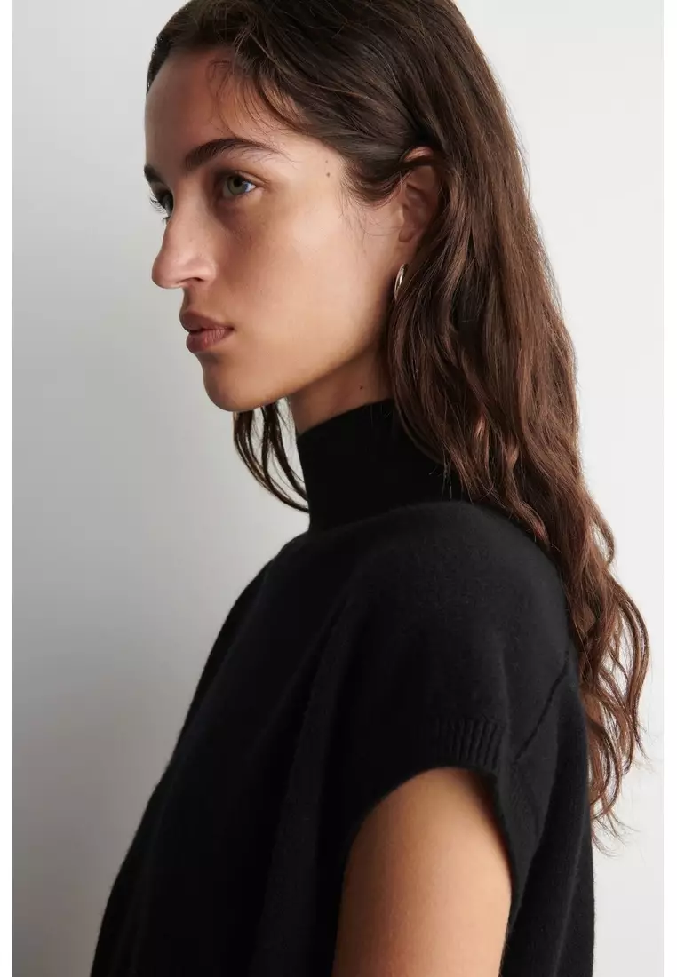 BELT-DETAIL FUNNEL-NECK WOOL VEST