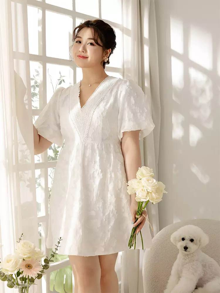 雲朵自訂款-蕾絲V領立體緹花泡泡袖短洋裝《DA10071》
