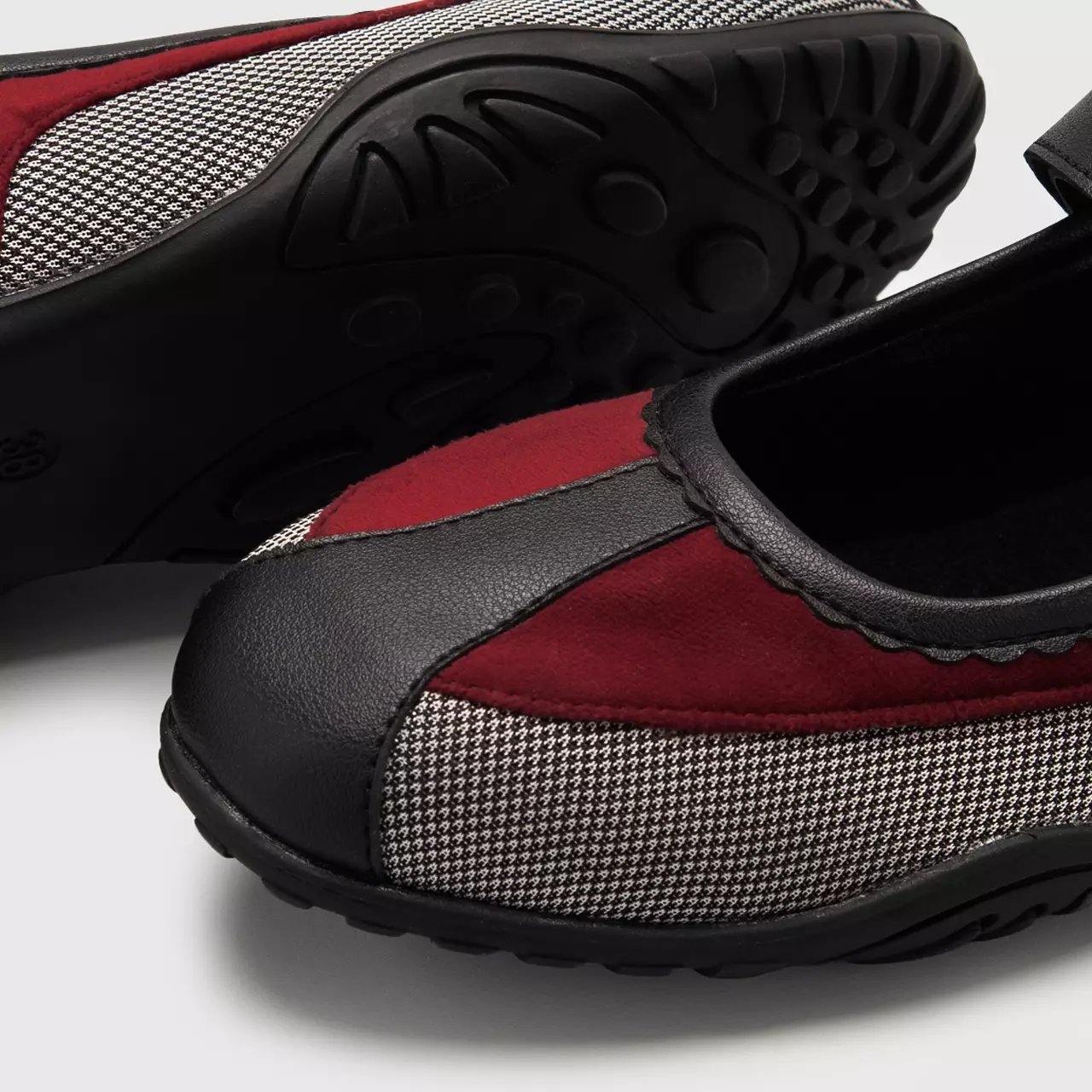 Necya Flat Shoes Maroon