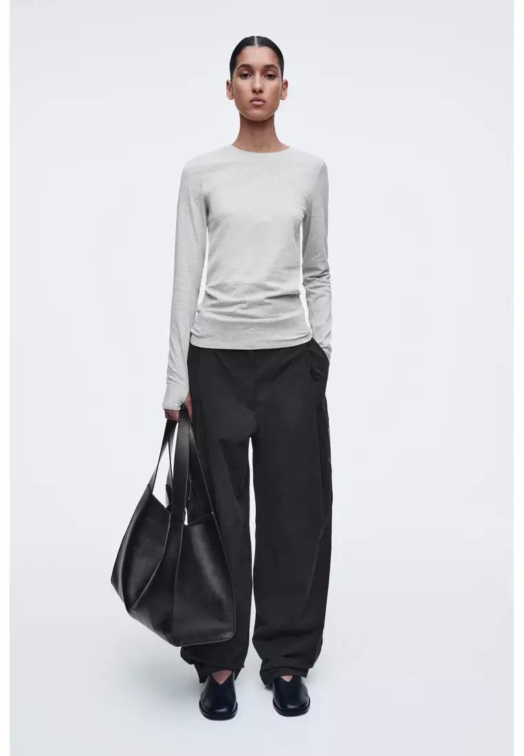 SLIM LIGHTWEIGHT LONG-SLEEVED TOP