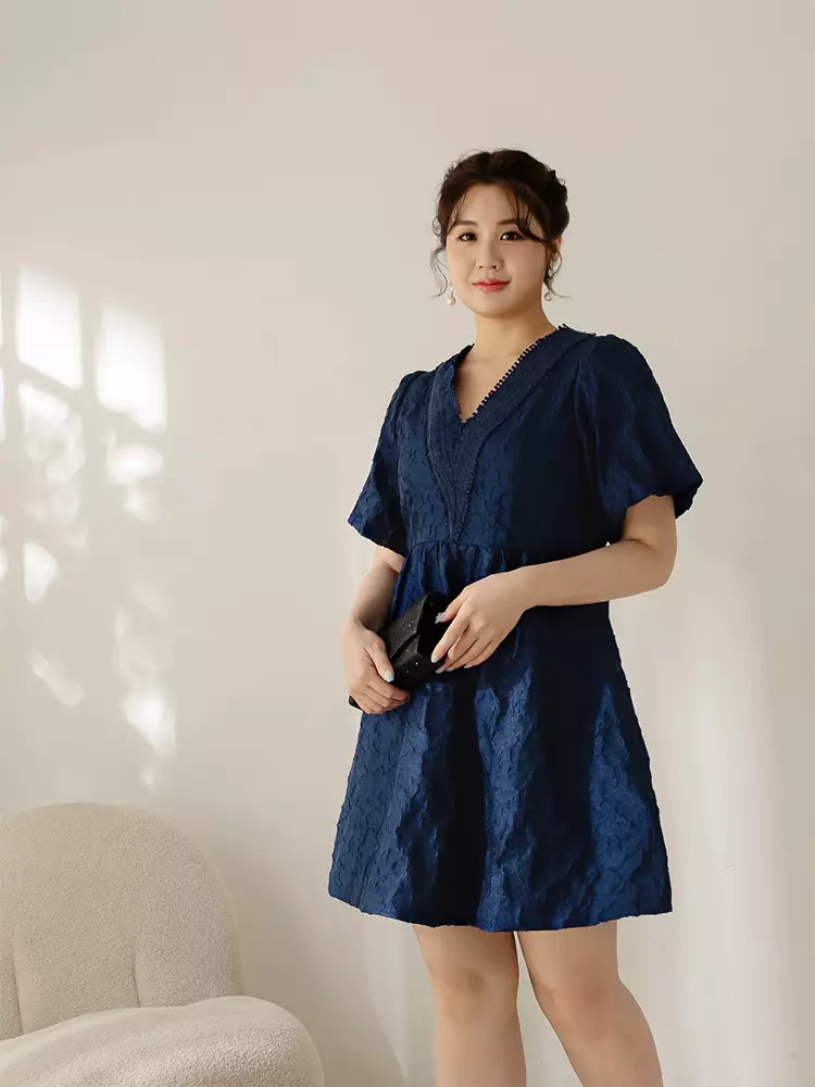 雲朵自訂款-蕾絲V領立體緹花泡泡袖短洋裝《DA10071》