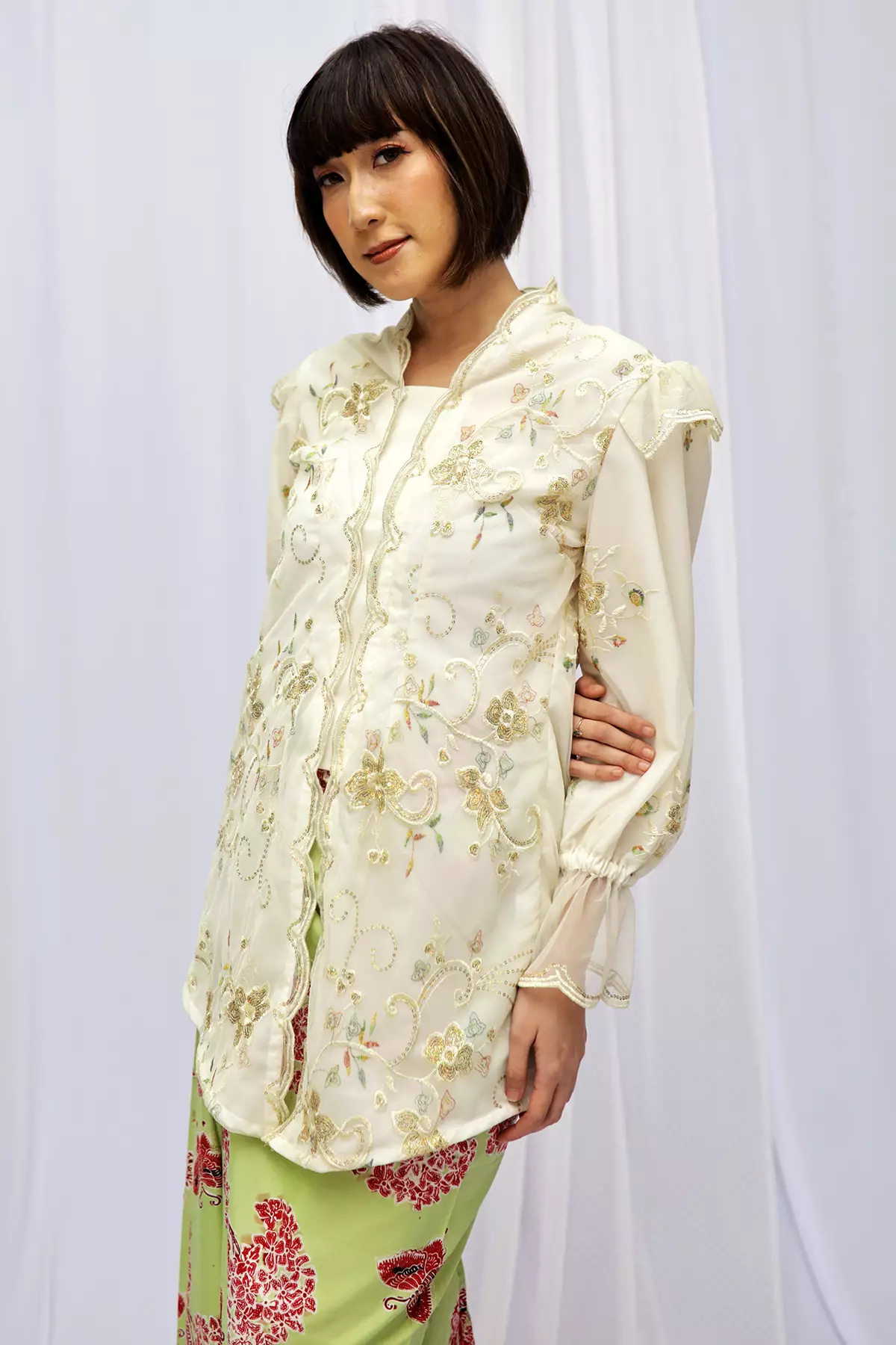 Arawinda Pualam Raya Brokat Putih Kebaya