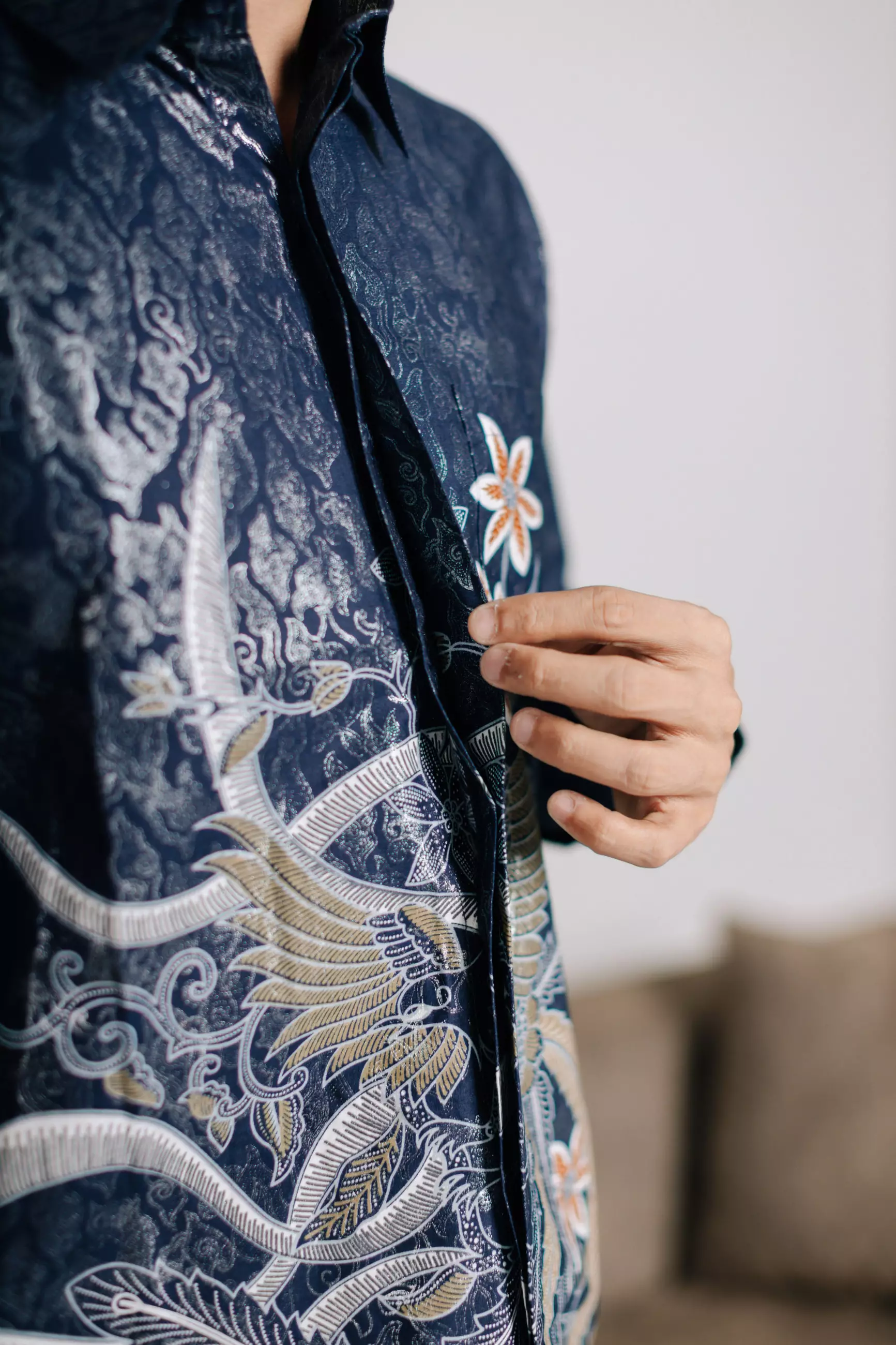 Adyatma Naratama Navy Blue Kemeja Batik Slim Fit Pria Lengan Panjang Katun Foil