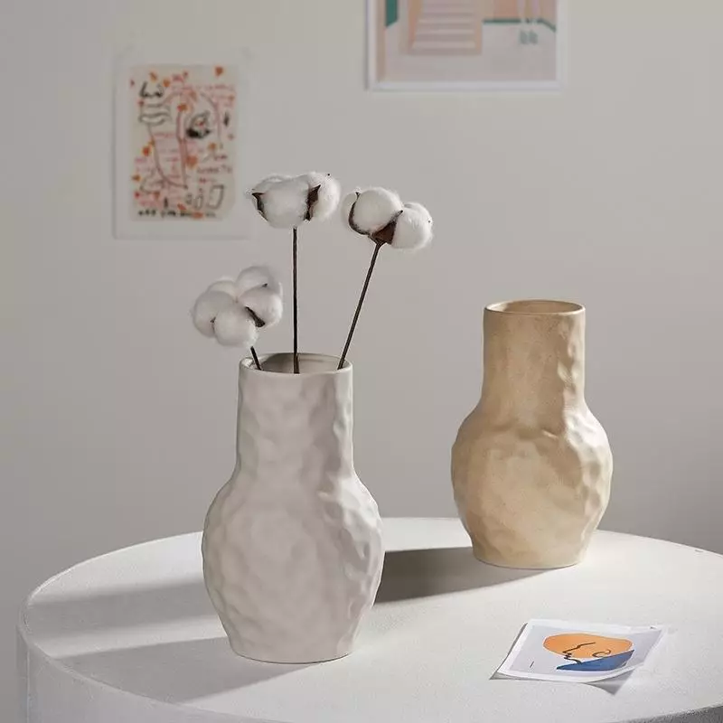 Earthen Sculpture Vase (Beige)