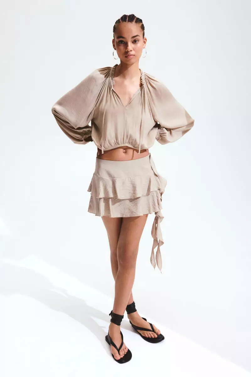 Balloon-sleeved blouse