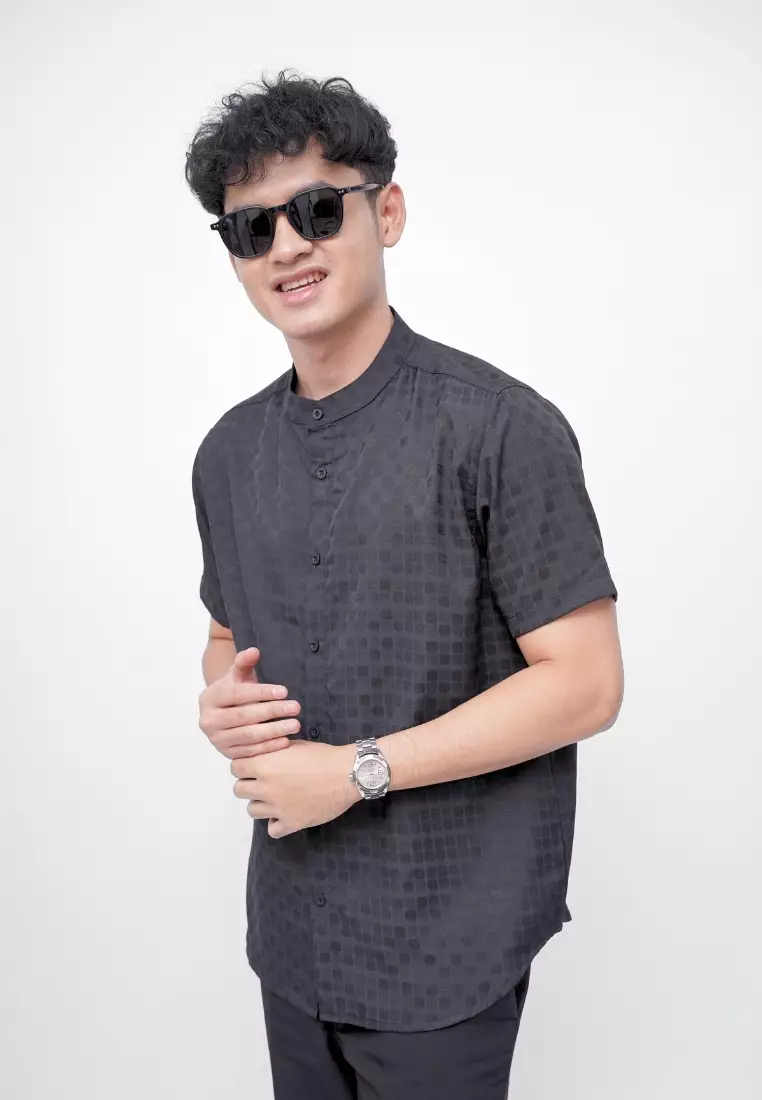 Ryusei Kemeja Kerah Koko Lengan Pendek Akari Black