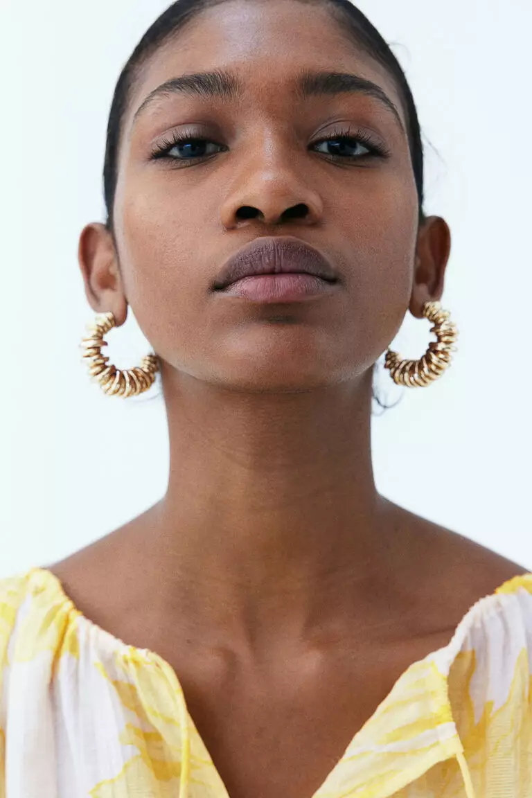 Balloon-sleeved blouse