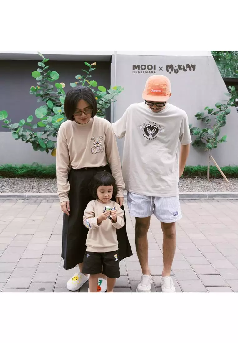 Mooi X Muklay Kaos Dewasa Unisex Graphic Tee Adult - Black