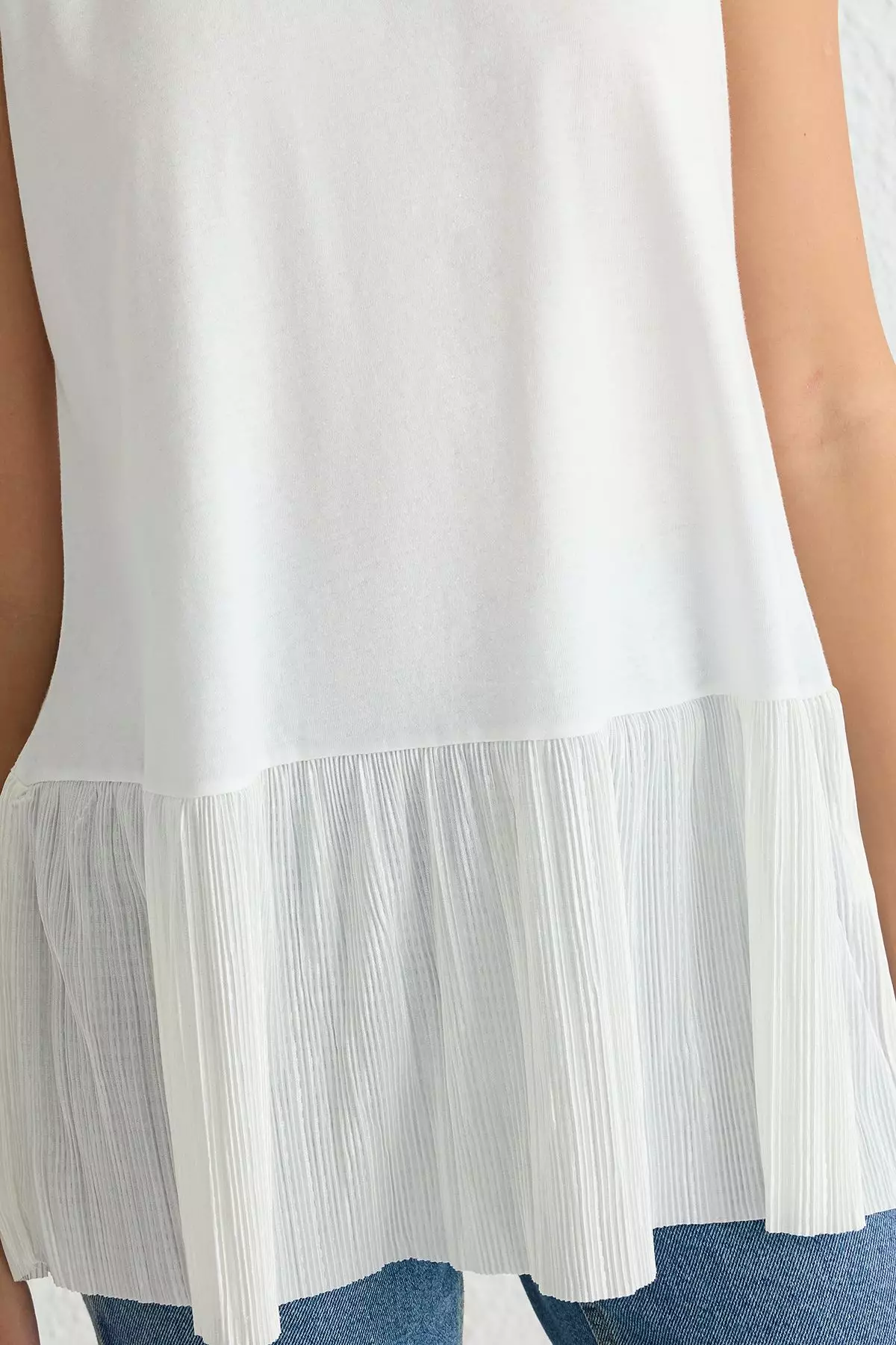 Pleat Detail Sleeveless Knitted Top