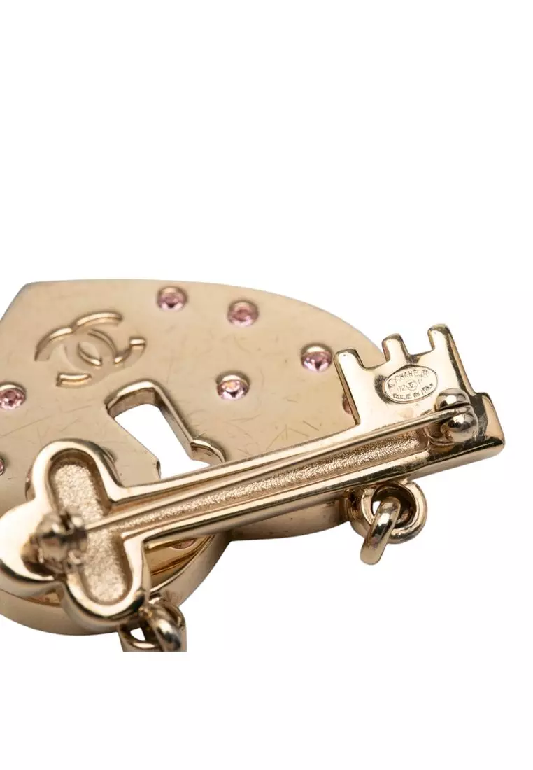 Auth Chanel Heart Lock & Key Brooch #303135C38B Chanel Lambskin CC Heart Brooch Gold Black 1904756  main image 4