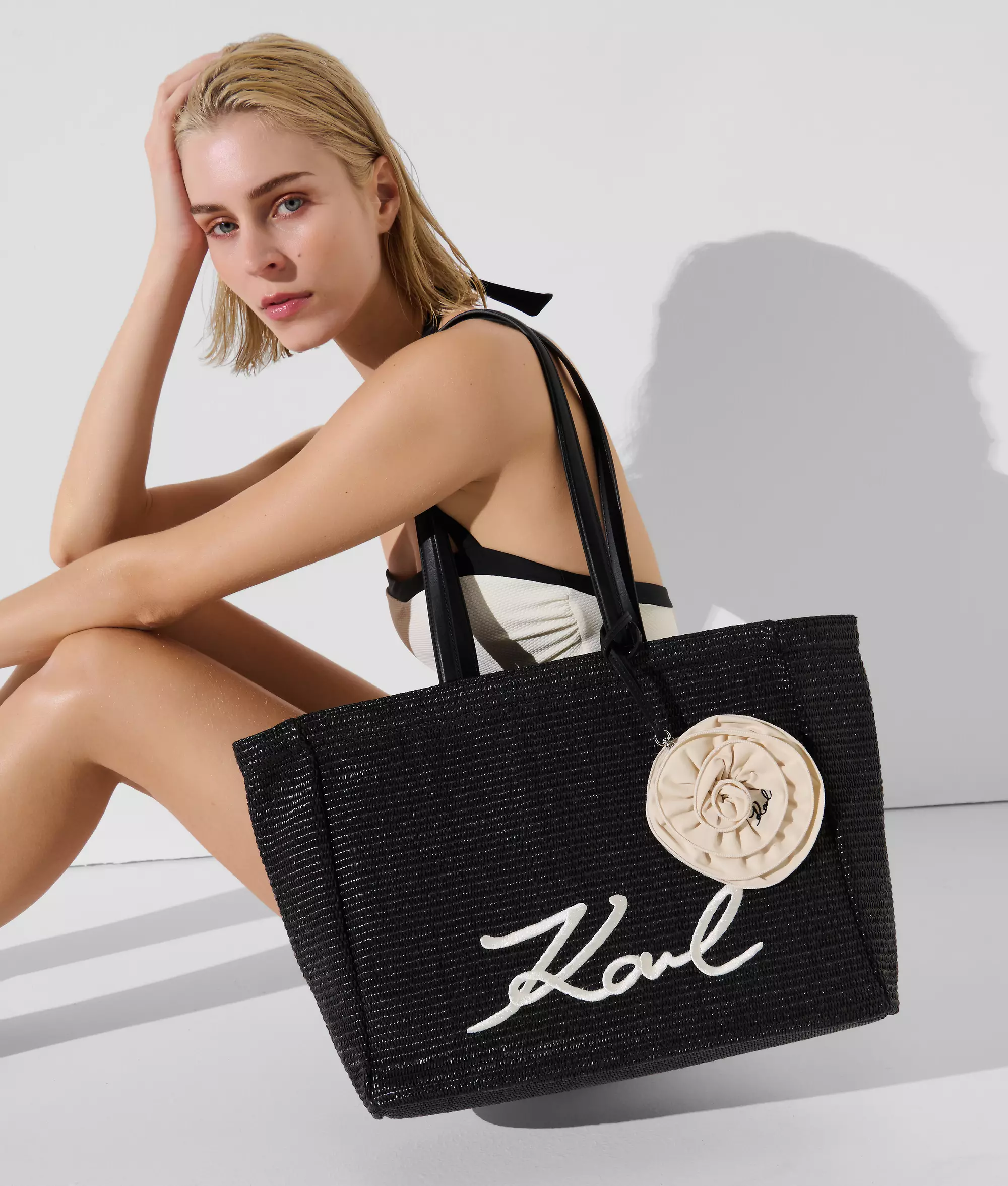 【 カール・ラガーフェルド 】 ラフィア ビーチバッグ Karl Lagerfeld Signature ラフィア ビーチバッグ | ブラック