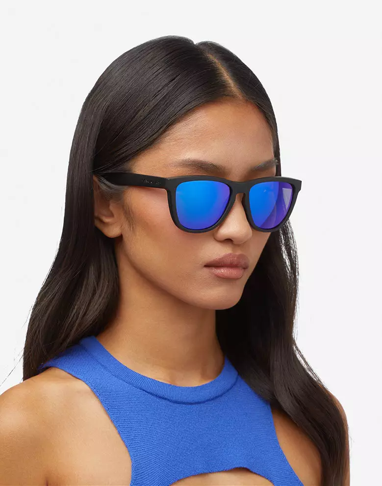 HAWKERS POLARIZED Black Sky ONE RAW. Sunglasses for Men and Women, Unisex. UV400 protection. Official product designed and made in Spain. HONR21BLTP
