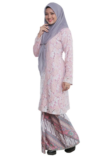 Buy Kurung Pahang Menanti Kepulangan 04 from Hijrah Couture in Pink at Zalora