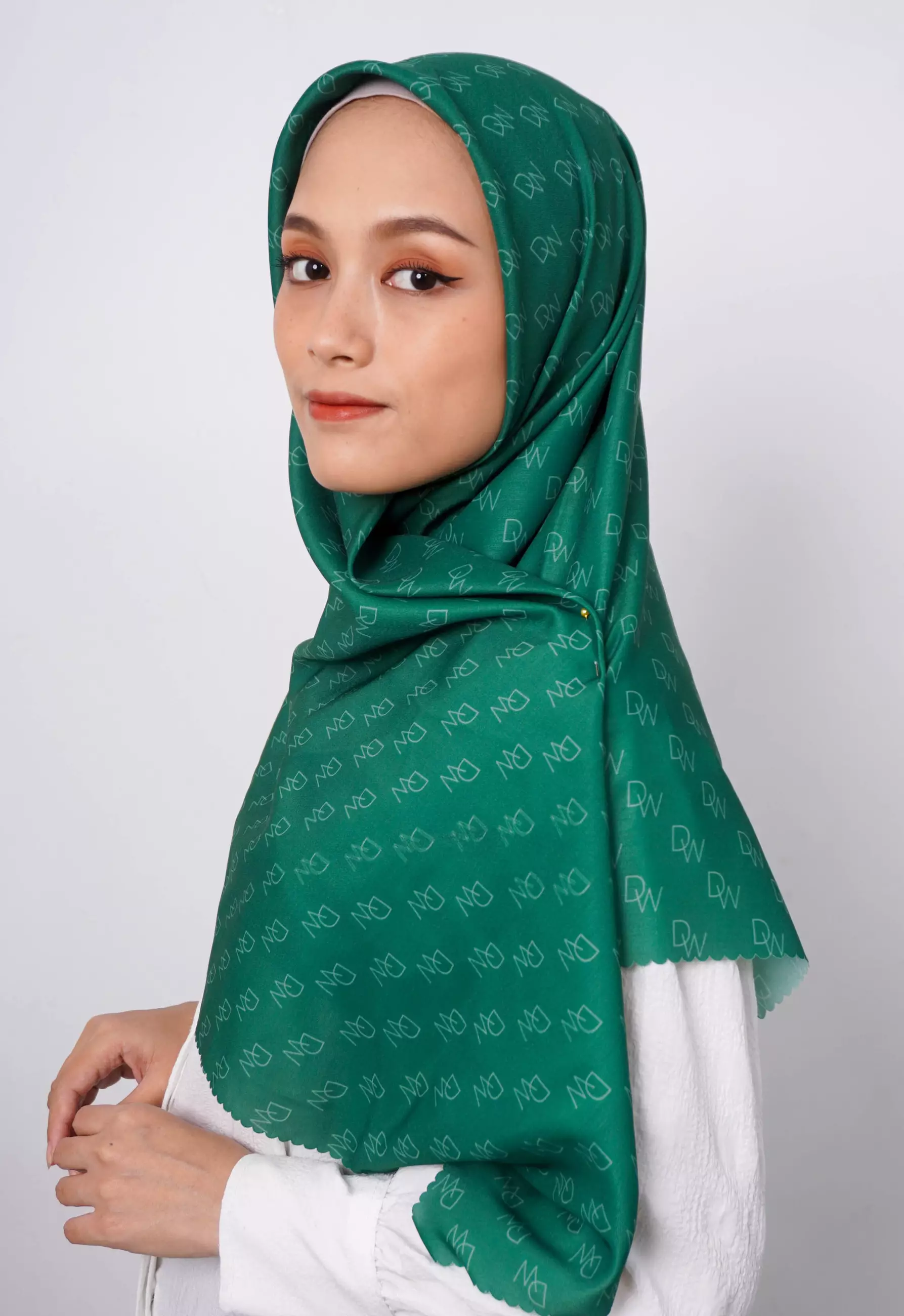 WK066 Kerudung Segi Empat Hijau Emerald Premium Anti Mleyot Anti Kusut Anti Lecek Hijau Emerald