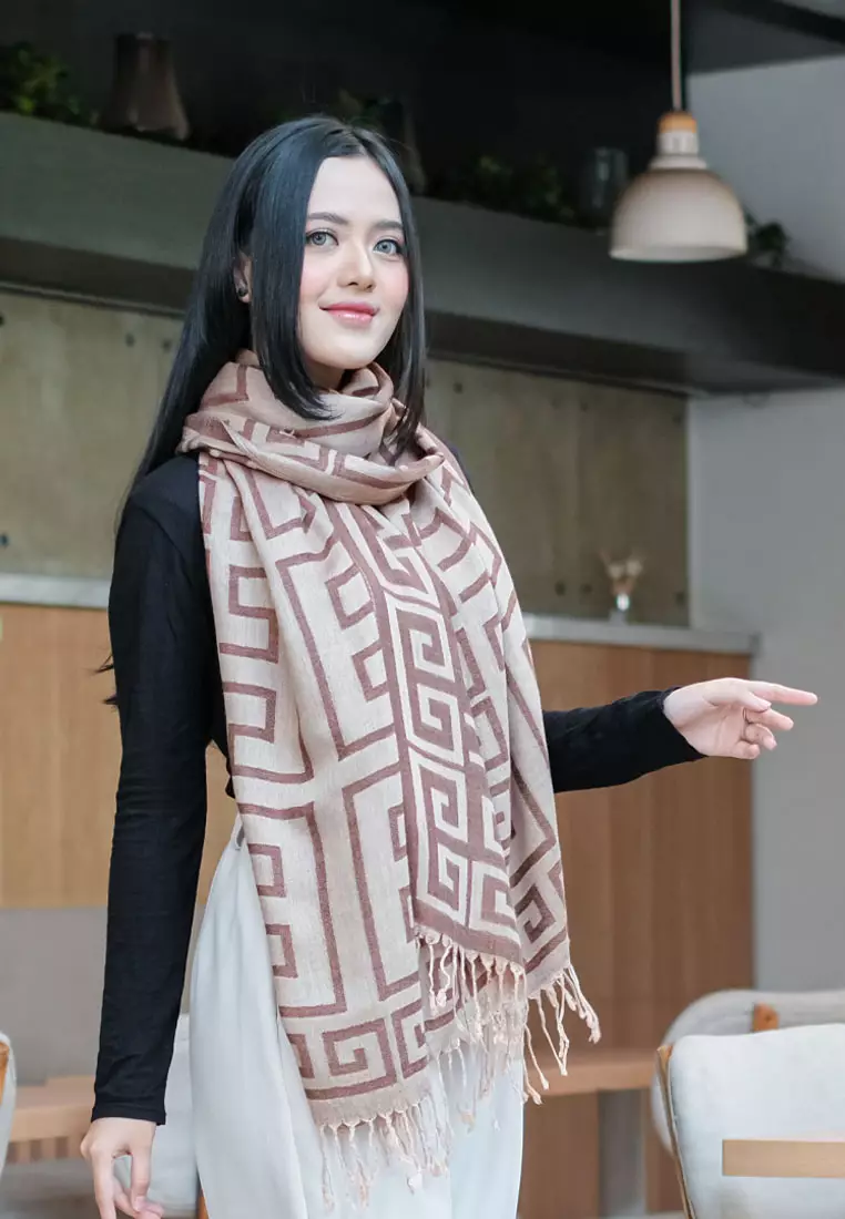 Aksesoris Wanita Reversible Viscose Geometric Maze Pattern Pashmina Shawl Syal Wanita Cocoa Brown