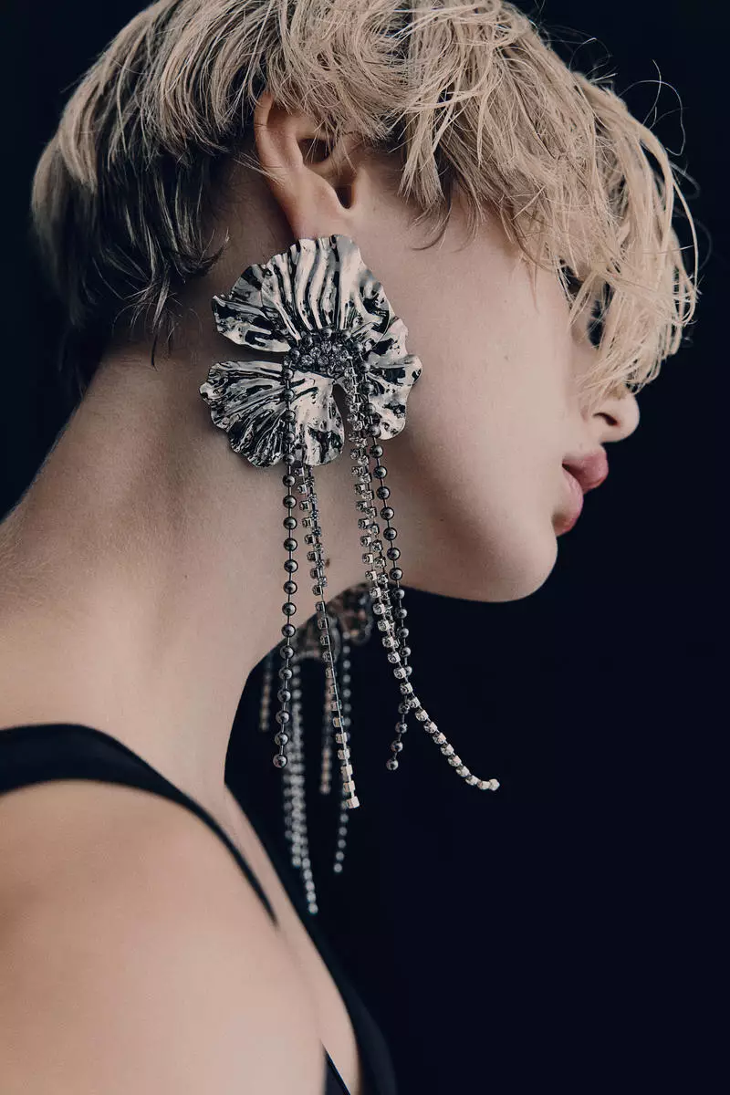 Long flower-shaped earrings