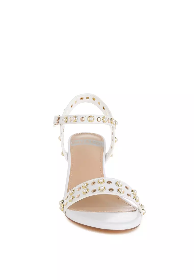 白色鉚釘真皮小跟涼鞋