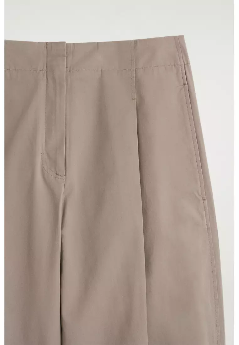 PLEATED BARREL-LEG CHINOS
