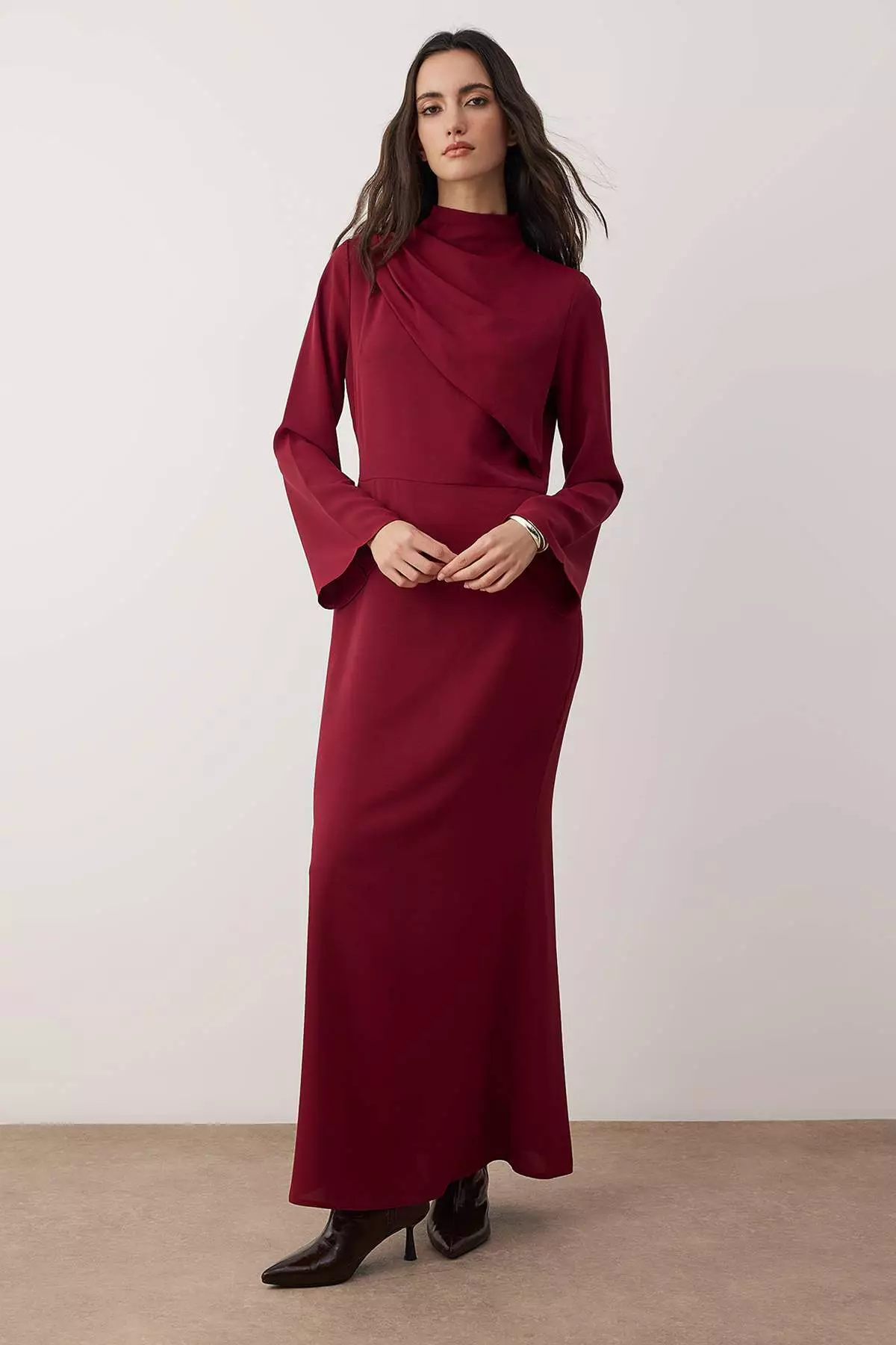 burgundy dress malaysia seyharamadzan in her dark maroon nikah kebaya  a bold, enchanting shade  that celebrates her confidence and grace. Crafted with a perfectly tailored  cut designed to flatter plus-size curves beautifully, the silhouette