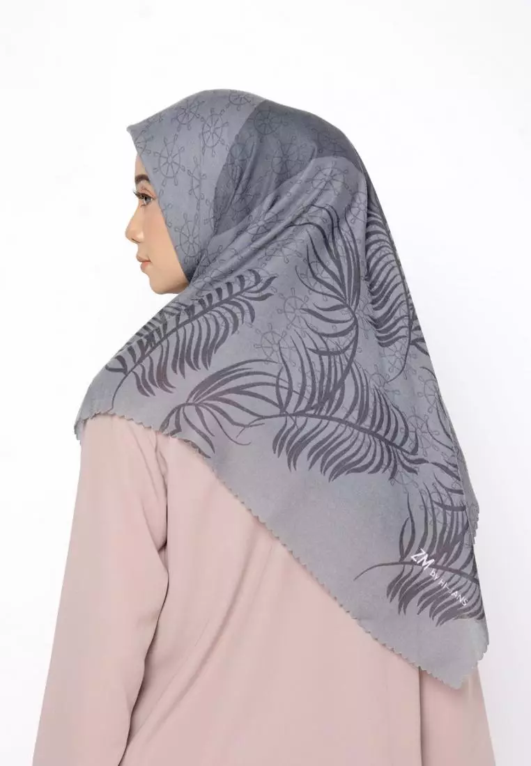 ZM Zaskia Mecca  - Labuan Bajo Dark Grey Scarf Kerudung Segi Empat - Jelita Indonesia