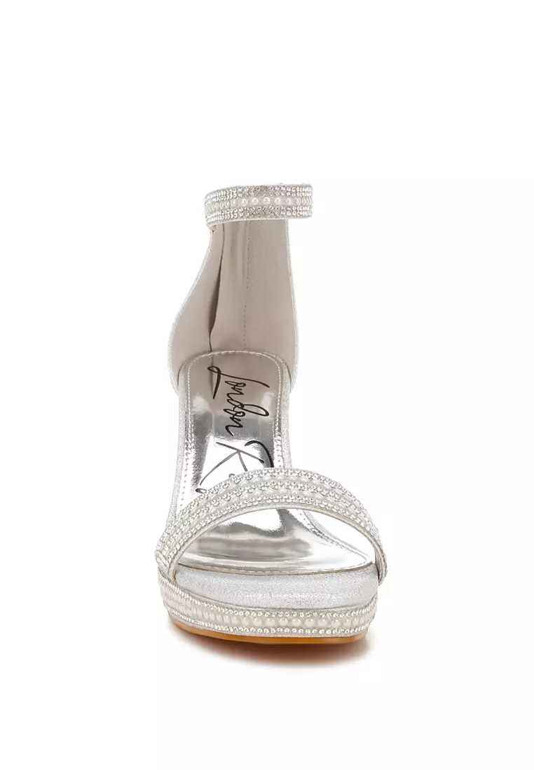 Sandal Berlian Imitasi Dan Hiasan Mutiara dalam Warna Perak