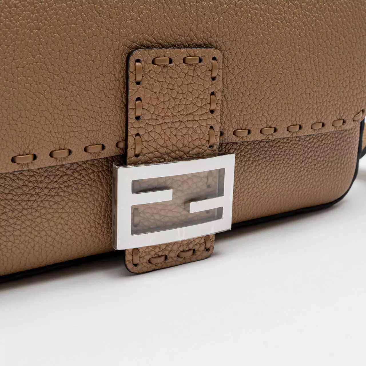 Baguette Selleria Bag with 612 Hand-Sewn Topstitches Beige