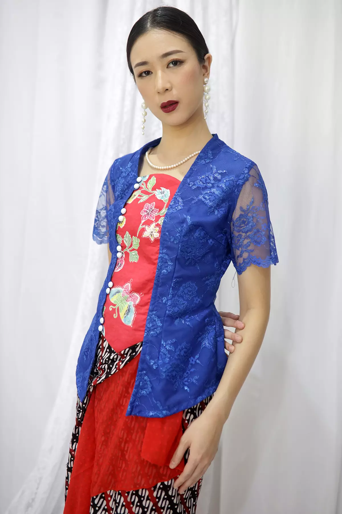Sinok Encim Merah Biru Kebaya Brokat Batik
