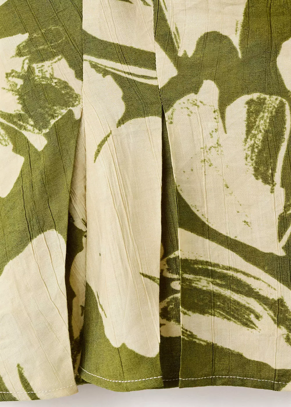 Atasan peplum dengan detail lipit