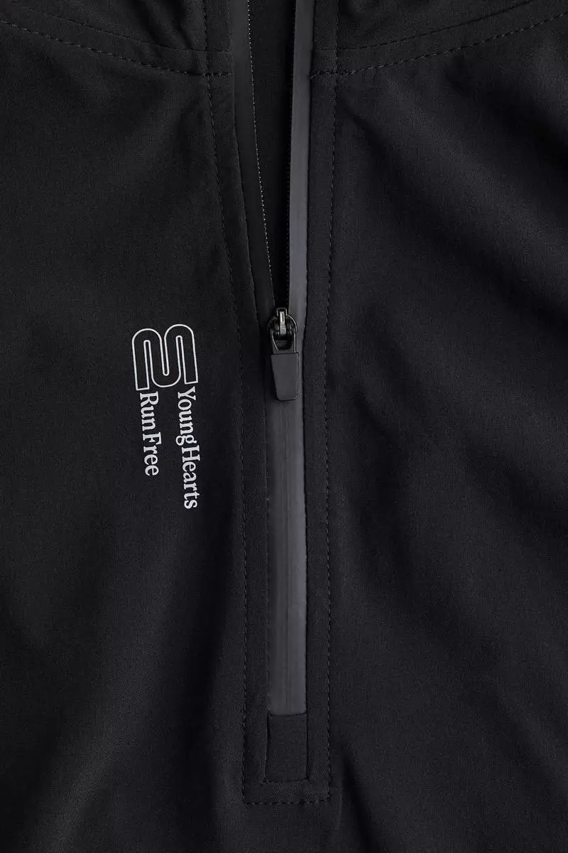 Zip-top running jacket with DryMove™