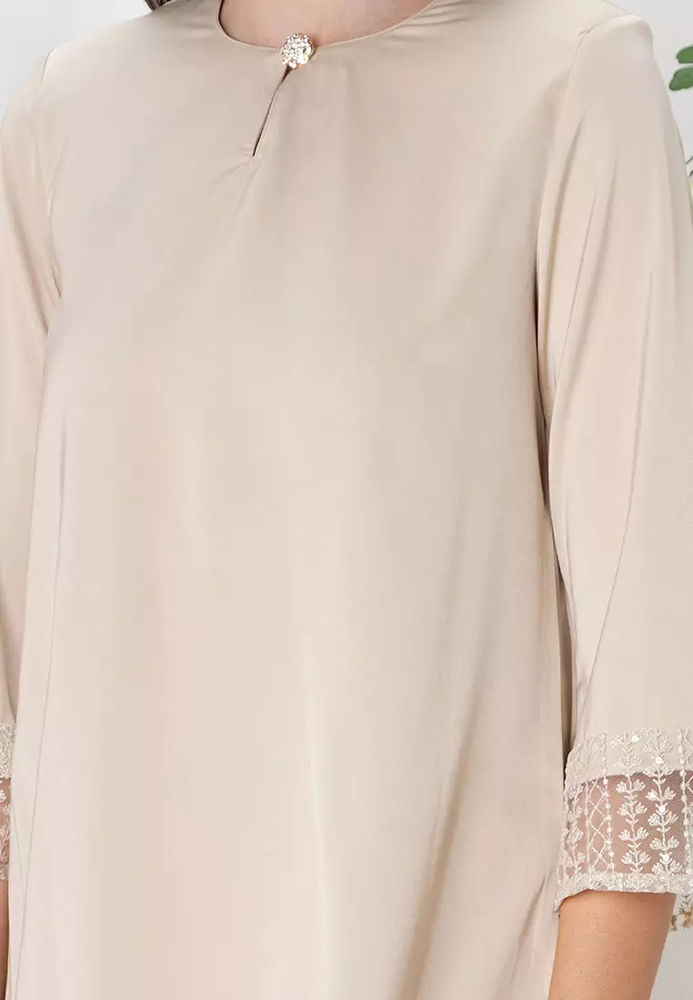 SEROJA Luxe Lace Sulam Baju Kurung Kedah Kipas Belakang in Champagne Gold