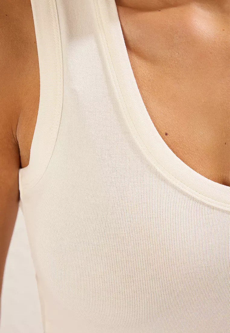 Ecru Fitted Sleeveless Flexible Knitted Undershirt