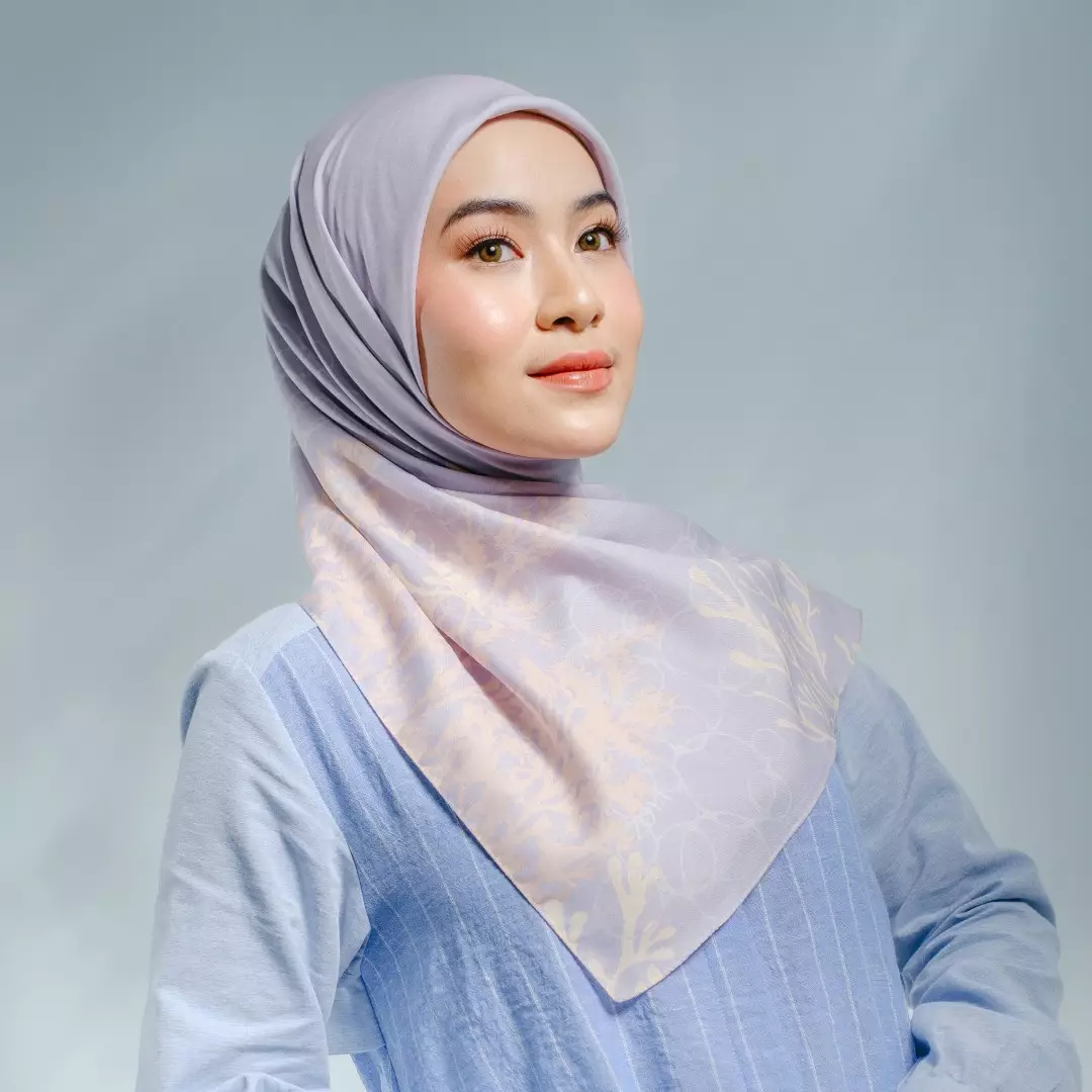 KARIBIA Pale Purple - Kerudung Hijab Segiempat Motif With Pouch Ziplock - Bahan Poly Fine - Ukuran 110x110