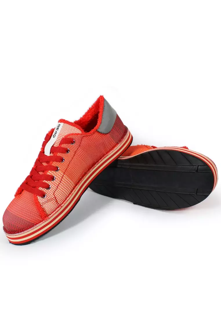 MARE LIFESTYLE Sneakers - Made from 100% Recycled Materials in Italy from Recycled beach beds and chairs fabric and car tyres for the soles. MARE LIFESTYLE sneakers - Red