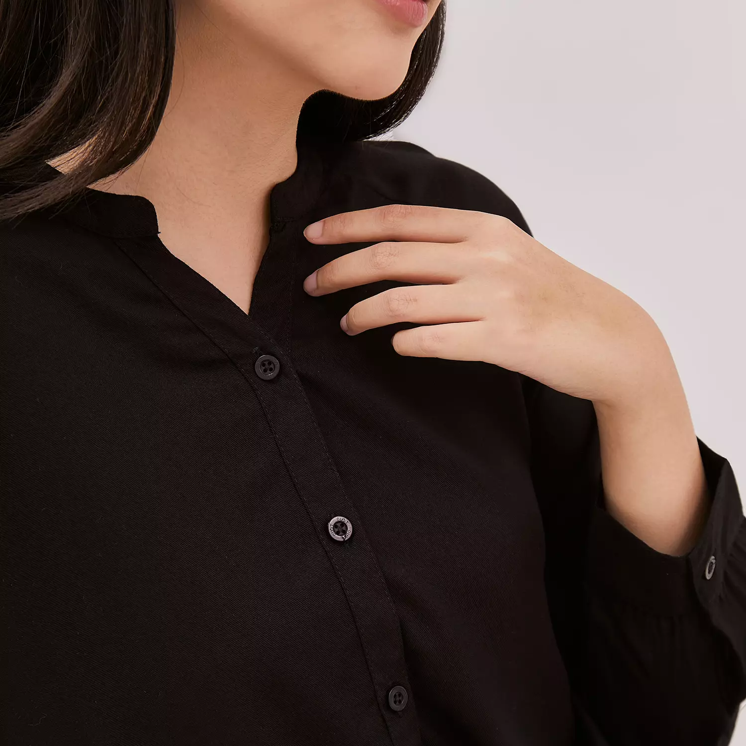 DUST Blouse Helena Hitam (D.116451)
