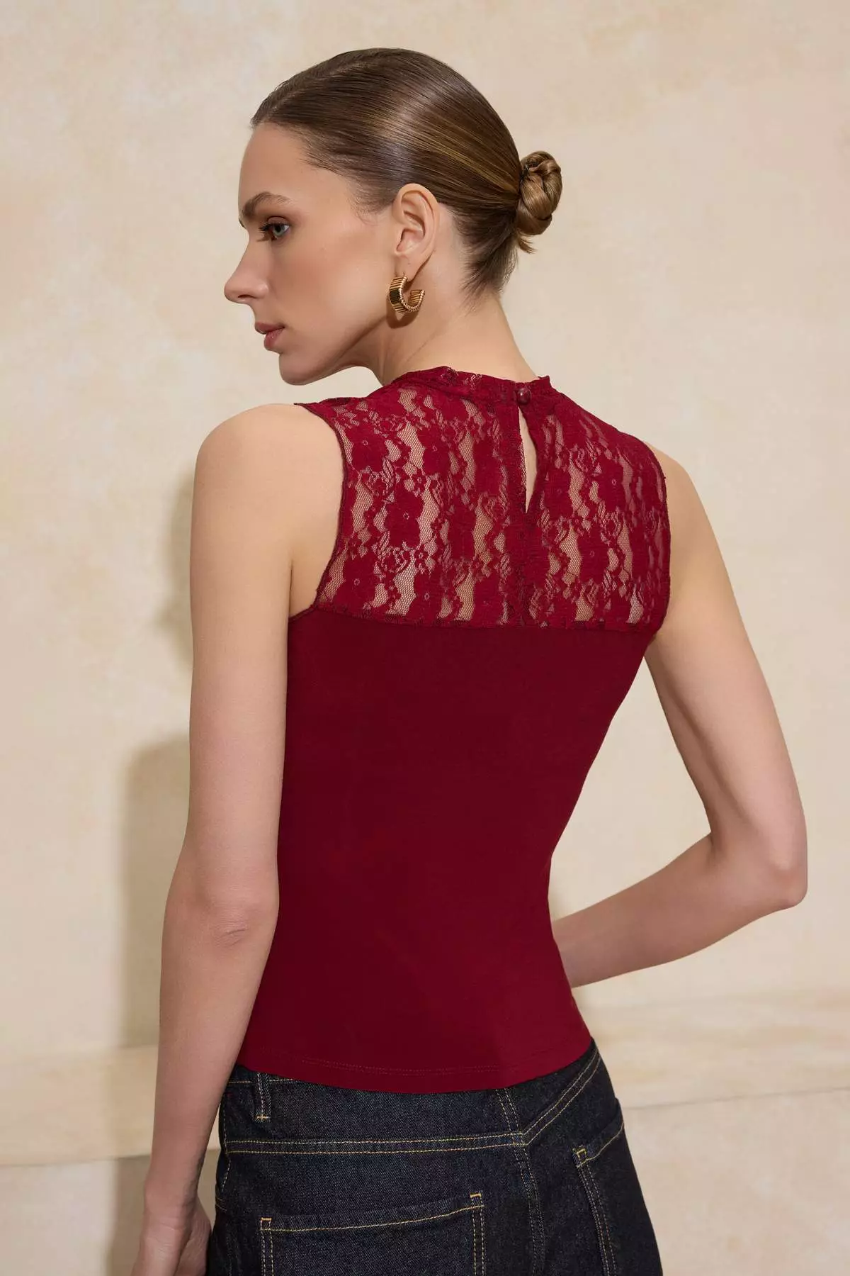 Burgundy Fitted/Bodycon Mock Neck Sleeveless Lace Detailed Stretchy Knitted Blouse Twoss26Bz36