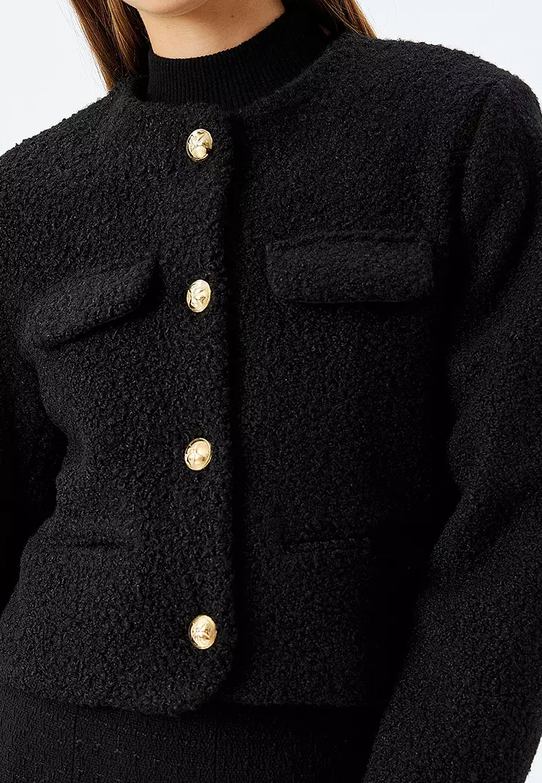 無領短版粗花呢西裝外套，帶翻蓋口袋細節